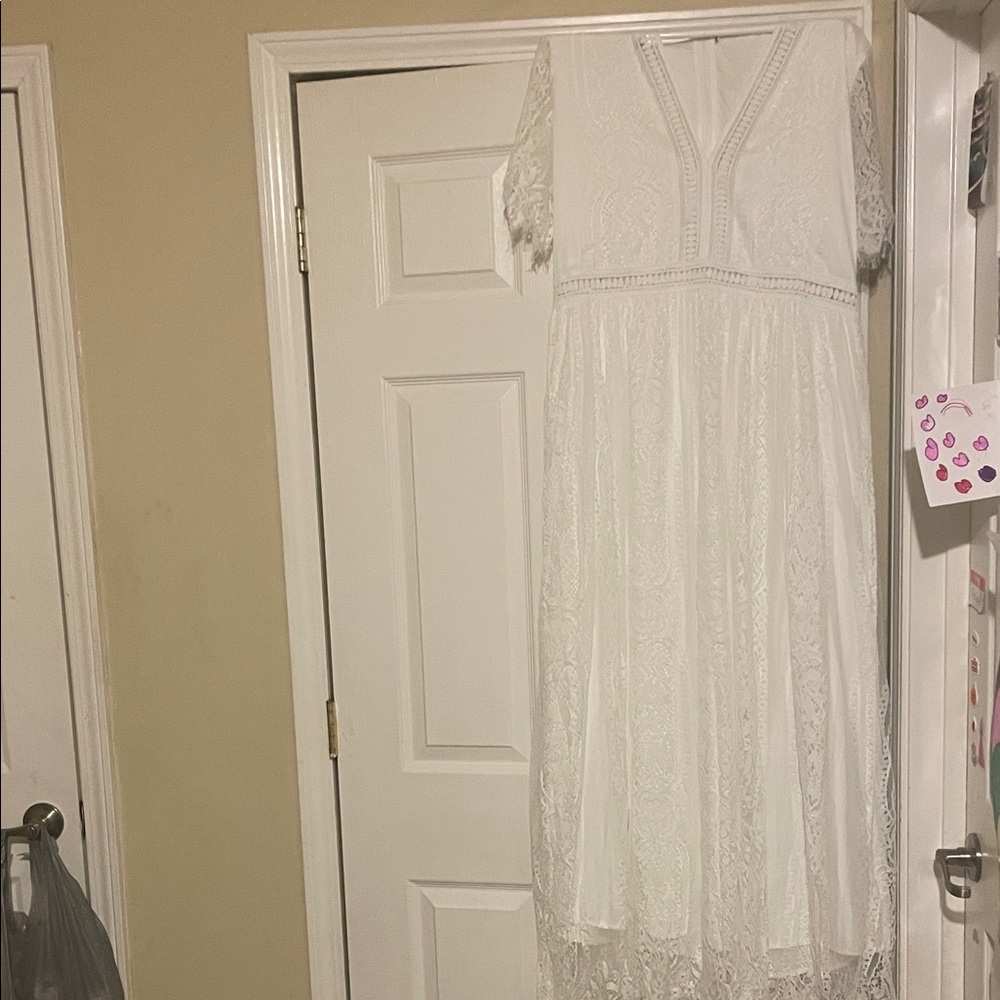 Chic White Lace V-Neck Dress